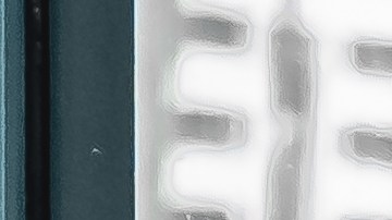 Vista frontal a través del vidrio de la pantalla de un lujoso SUV Mitsubishi Motors Montero Sport blanco exhibido en una sala de exposición de concesionarios Abu Dhabi UAE