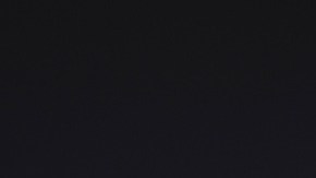 Perfil lateral Nissan Z Nismo: Perfil del Nissan Z Nismo 2027 en gris con faldones laterales y rines deportivos.