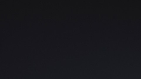 Perfil lateral Nissan Z Nismo: Perfil del Nissan Z Nismo 2027 en gris con faldones laterales y rines deportivos.