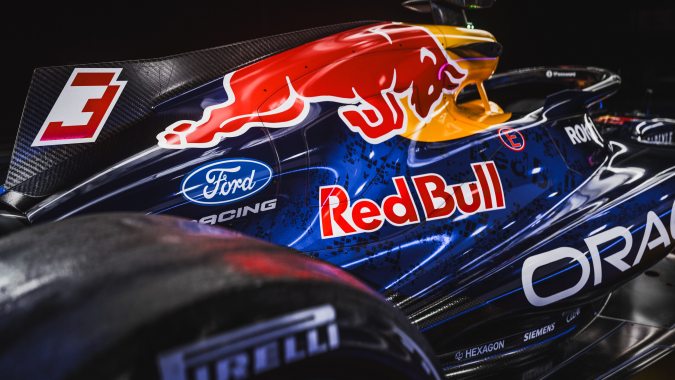 Red Bull Racing Ford F1 agrega colores azul del logo de Ford.
