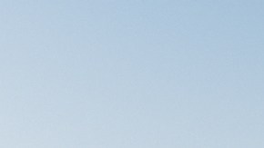 Genesis X Skorpio Concept avanzando de frente sobre arena, mostrando firma luminosa Two-Line y carrocería aerodinámica inspirada en escorpión.