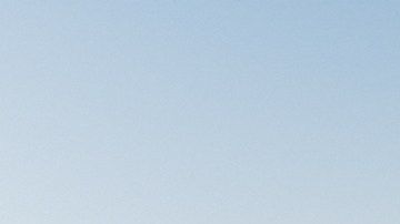 Genesis X Skorpio Concept avanzando de frente sobre arena, mostrando firma luminosa Two-Line y carrocería aerodinámica inspirada en escorpión.