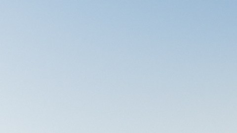 Genesis X Skorpio Concept avanzando de frente sobre arena, mostrando firma luminosa Two-Line y carrocería aerodinámica inspirada en escorpión.