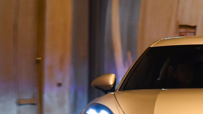 Flota de Porsche Panamera 4S plateados en túnel iluminado, enfatizando lujo y desempeño en tráfico nocturno