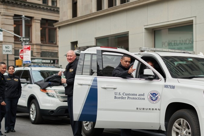 Vehículo y oficial de protección de aduanas y fronteras de los Estados Unidos en Nueva York. Desfile del Día de los Veteranos en Manhattan. oficial de ICE