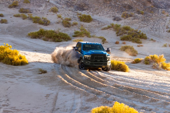 Ram Power Wagon 2027 tiene grandes habilidades todoterreno.