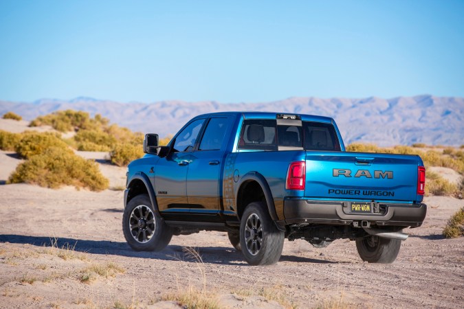 Ram Power Wagon 2027 muestra grandes capacidades todoterreno.