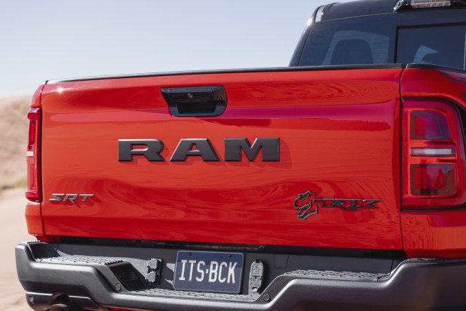 Ram TRX 2027 tiene varios accesorios todoterreno.