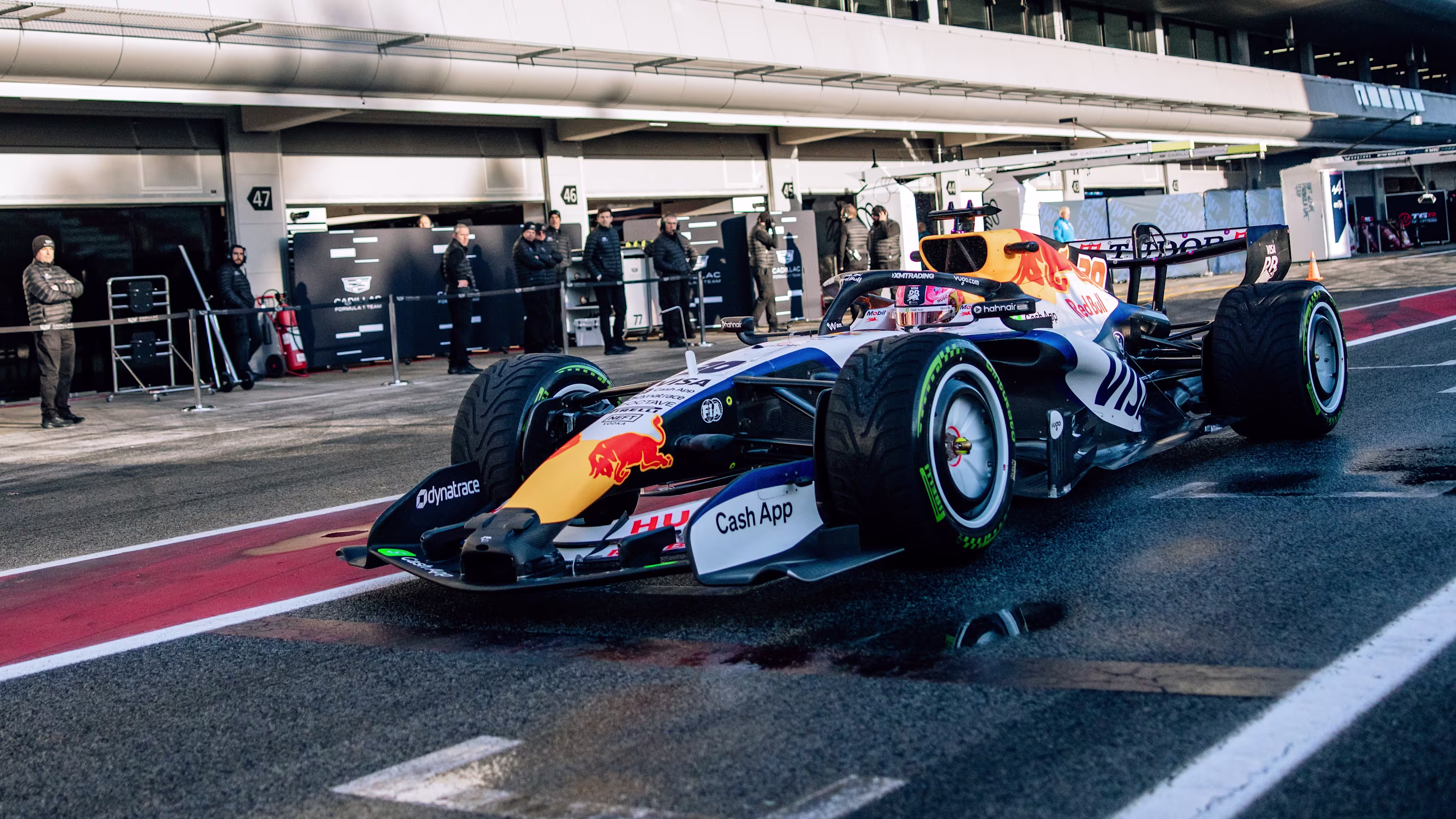 Racing Bulls VCARB07 F1 2026 en primeras vueltas del Barcelona Shakedown, pista mojada en Circuit de Barcelona.