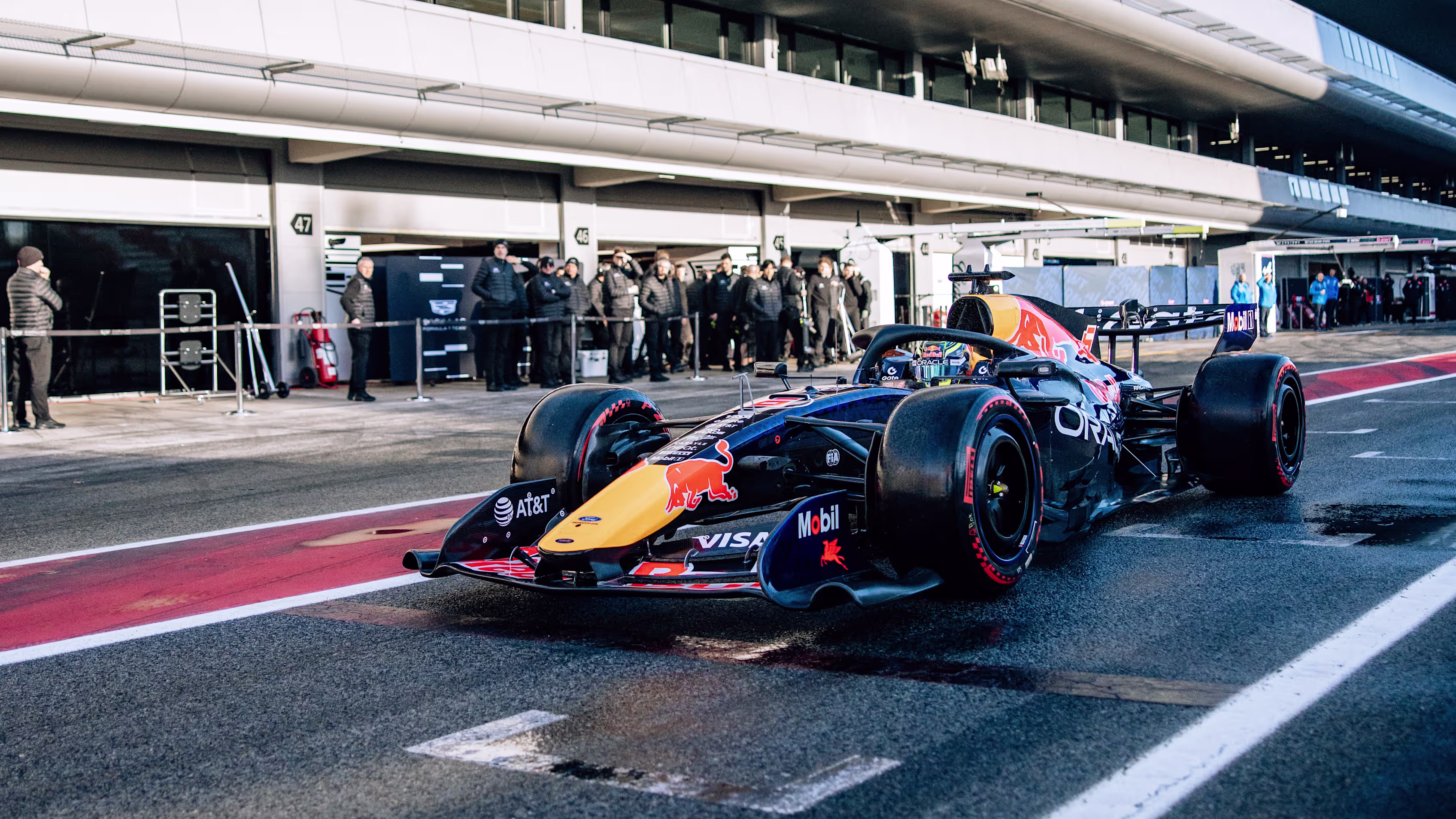 Red Bull RB22 F1 2026 rodando en Barcelona Shakedown 2026, vista frontal en recta principal