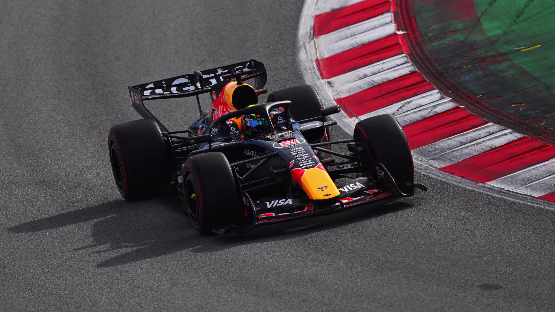 Red Bull RB22 de Isack Hadjar lidera test F1 pretemporada Barcelona 2026 día 1 en Circuit de Catalunya.