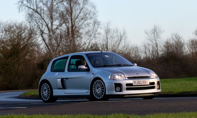 2002 plata Renault Clio Sport V6 coche llega a Stony Stratford para el festival anual de vintage y vehículos clásicos de Año Nuevo.