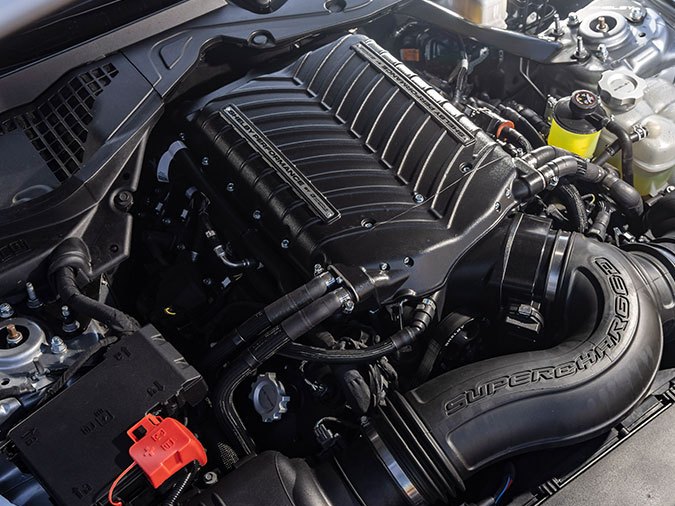Vista cercana del motor V8 supercharged del Shelby Super Snake 2026, con 830 hp y detalles Whipple en Mustang GT modificado.