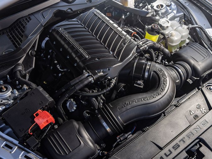 Vista cercana del motor V8 supercharged del Shelby Super Snake 2026, con 830 hp y detalles Whipple en Mustang GT modificado.