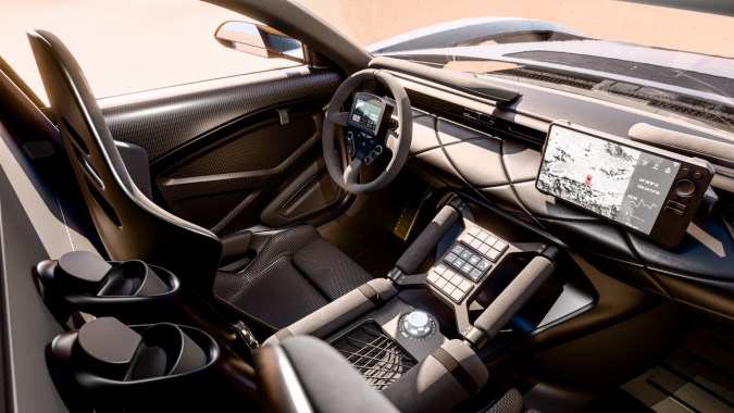Interior del Genesis X Skorpio Concept, con asientos tipo competición, volante deportivo, pantallas deslizantes y controles enfocados en conducción off-road de alto rendimiento.