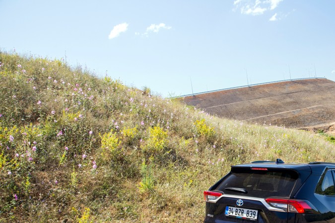 El Toyota RAV4 es un SUV crossover compacto producido por el fabricante japonés de automóviles Toyota.