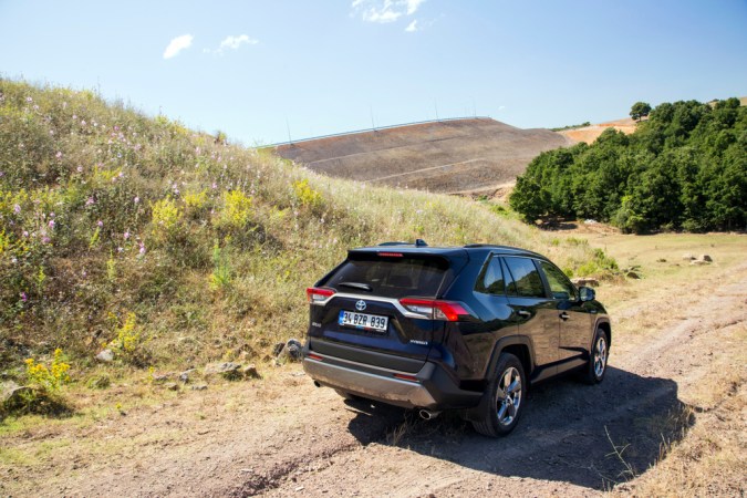 El Toyota RAV4 es un SUV crossover compacto producido por el fabricante japonés de automóviles Toyota.