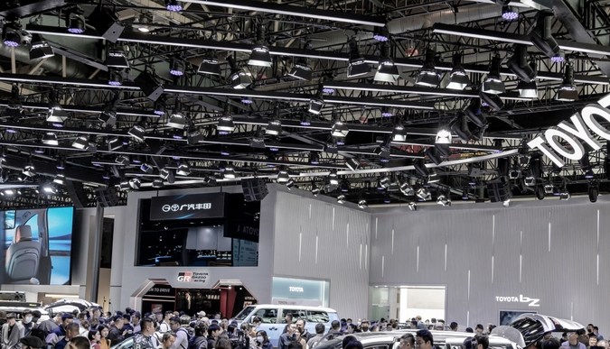 Los visitantes acuden en masa al stand de Toyota en la 18ª Exposición Internacional de Automoción de Pekín en Pekín, China