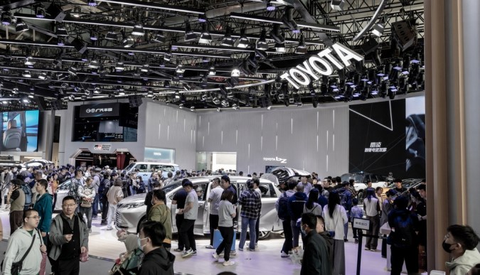 Los visitantes acuden en masa al stand de Toyota en la 18ª Exposición Internacional de Automoción de Pekín en Pekín, China