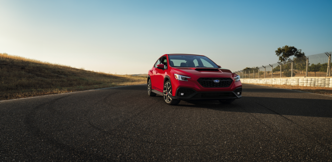 Subaru WRX 2026 rojo en circuito, sedán deportivo turbo con tracción integral y diseño agresivo, rodando a alta velocidad en pista de pruebas.