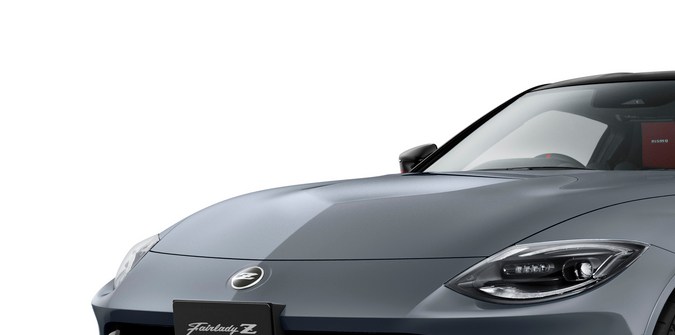 Vista frontal Nissan Z Nismo: Nissan Z Nismo 2027 en gris con parrilla agresiva y detalles rojos en frontal.