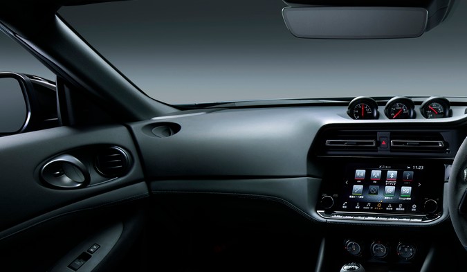 Interior Nissan Z Nismo 2027: Vista del habitáculo deportivo del Nissan Z Nismo 2027 con volante Nismo y asientos Recaro.