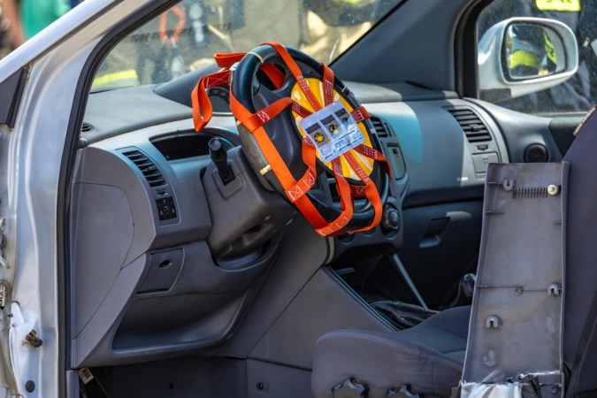 Protección del volante contra el despliegue incontrolado de airbags en un coche, operación de rescate de bomberos