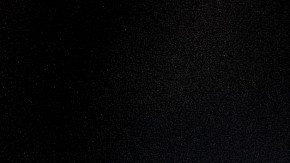 Alternador bajo el capó de un coche moderno.