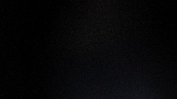 Alternador bajo el capó de un coche moderno.