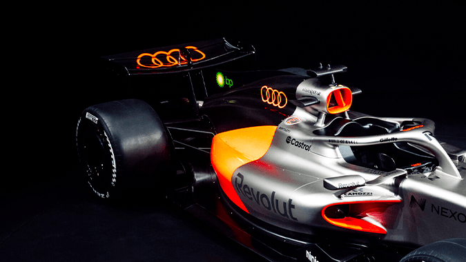 Monoplaza Audi Revolut F1 Team R26 destaca su color plata.