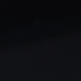 Hombre con cable de alimentación en la estación de carga del vehículo eléctrico, cierre