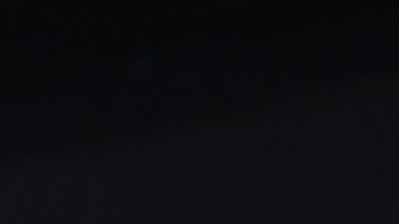 Hombre con cable de alimentación en la estación de carga del vehículo eléctrico, cierre