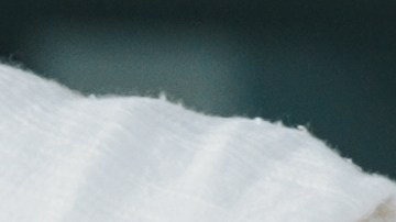 El hombre joven viaja con el coche eléctrico del EV a la estación de carga del estacionamiento del centro comercial en el estilo de vida urbano de la sostenibilidad de la ciudad del centro por la energía recargable limpia verde de los interiores del vehículo eléctrico