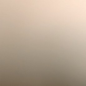 Coche de chocolate de pie en la mano