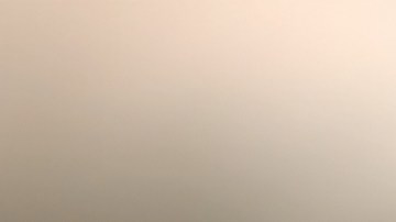 Coche de chocolate de pie en la mano