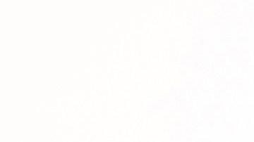 Un vendedor de autos en traje hace un gesto hacia una fila de autos, sosteniendo una tableta, con un fondo de estacionamiento.