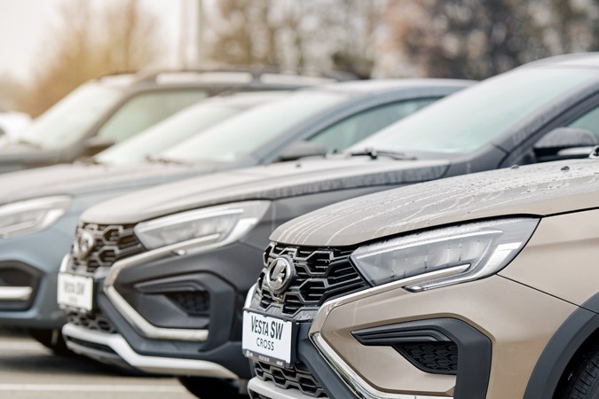 Lada Vesta SW Cross estacionó vehículos nuevos en el exterior del concesionario, fila de nuevos sedanes rusos estacionados en la fila para ventas Clientes en el concesionario al aire libre, estacionamiento del concesionario