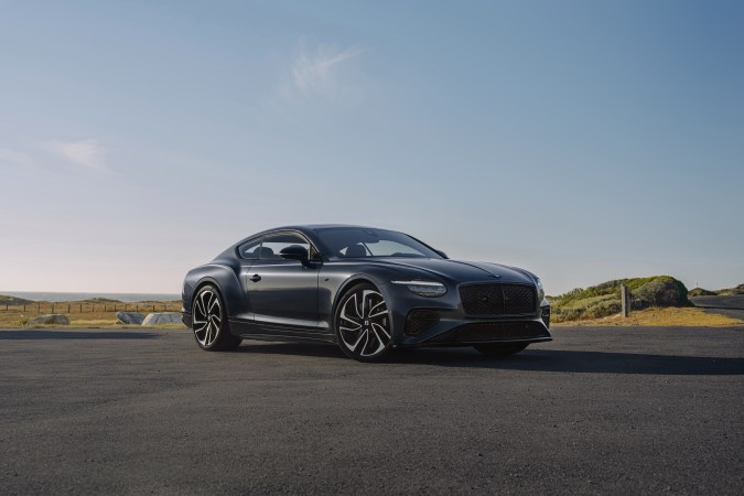 Bentley Continental GTS tiene más potencia.