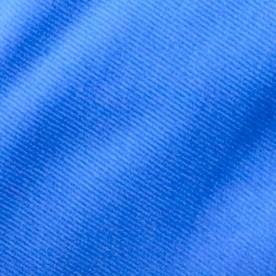 Mecánico vertiendo aceite de motor en el motor del coche. Servicio de cambio de aceite, reparación de automóviles, inspección del motor y mantenimiento.