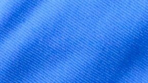 Mecánico vertiendo aceite de motor en el motor del coche. Servicio de cambio de aceite, reparación de automóviles, inspección del motor y mantenimiento.