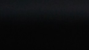 Primer plano de la mano de un mecánico sosteniendo nuevas bujías contra el fondo de un automóvil y el capó abierto. Enfoque selectivo.