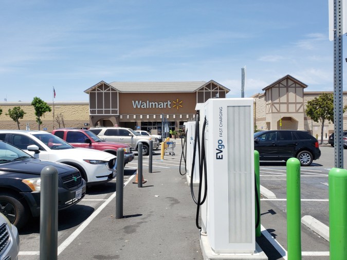 Vista de varias estaciones de recarga rápida de vehículos eléctricos EVgo en un aparcamiento de Walmart.