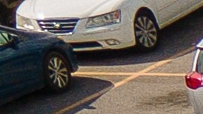 , los vehículos eléctricos se alinean para cargar en un cargador rápido de DC, resaltando el creciente cambio hacia el transporte sostenible y energía limpia