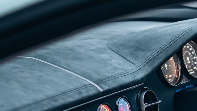 Caterham Project V tiene un interior minimalista.