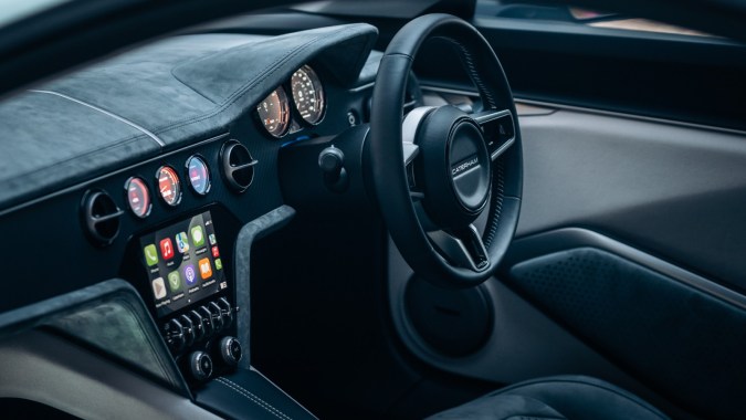 Caterham Project V tiene un interior minimalista.