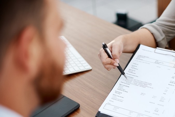 Hombre, contrato y manos para trato en mesa, cumplimiento y Cliente para venta o póliza de seguro. Persona masculina, papeleo y cliente para Acuerdo a firmar, solicitud y consultoría para información