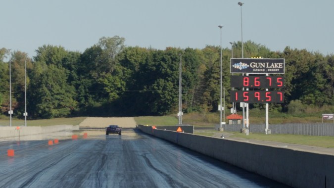 Corvette ZR1X completando cuarto de milla en 8.675 segundos a 159 mph en pista de drag racing