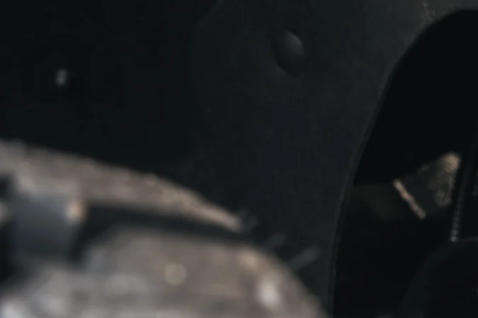 Suspensión coil-over roja Roush en Ford F-150 2026, detalle off-road elevado para máxima tracción.