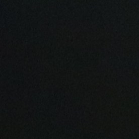 Se ve a Donald Trump firmando un documento oficial en su escritorio, destacando su papel en la toma de decisiones presidenciales y la autoridad ejecutiva