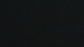 Se ve a Donald Trump firmando un documento oficial en su escritorio, destacando su papel en la toma de decisiones presidenciales y la autoridad ejecutiva